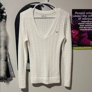Hollister Women's Cream V-Neck Cable Knit Sweater